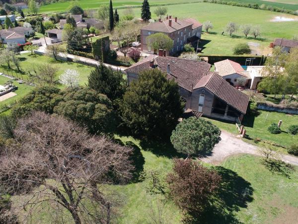 MAISON DE MAITRE AVEC PARC DE 5000M² DEPENDANCES ET DEUX PIGEONNIERS