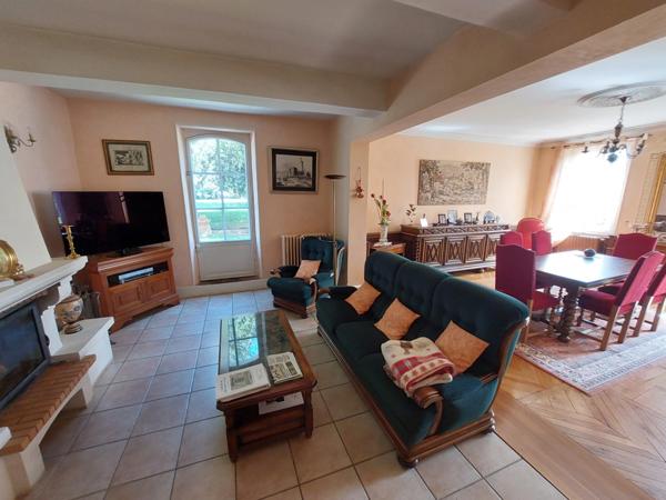 MAISON DE MAITRE AVEC PARC DE 5000M² DEPENDANCES ET DEUX PIGEONNIERS