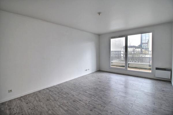 Appartement de type F3 à Epernon avec balcon et place de parking