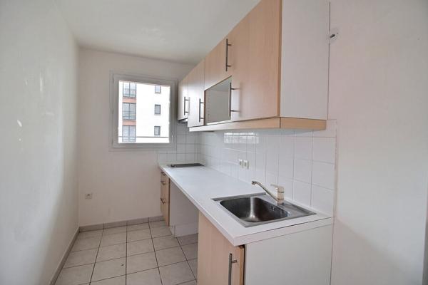 Appartement de type F3 à Epernon avec balcon et place de parking