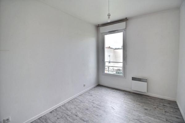 Appartement de type F3 à Epernon avec balcon et place de parking