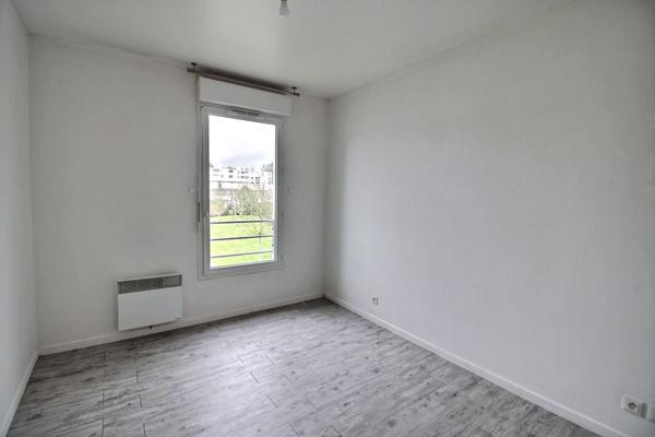 Appartement de type F3 à Epernon avec balcon et place de parking