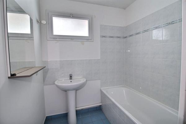 Appartement de type F3 à Epernon avec balcon et place de parking