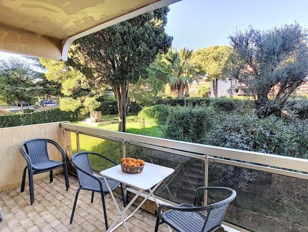 Villeneuve loubet à 200m des Plages, studio au calme absolu, toutes commodités, la marina des baie des anges à pieds ainsi que accès routiers et gare.