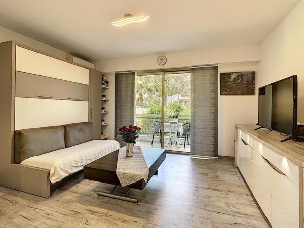 Villeneuve loubet à 200m des Plages, studio au calme absolu, toutes commodités, la marina des baie des anges à pieds ainsi que accès routiers et gare.