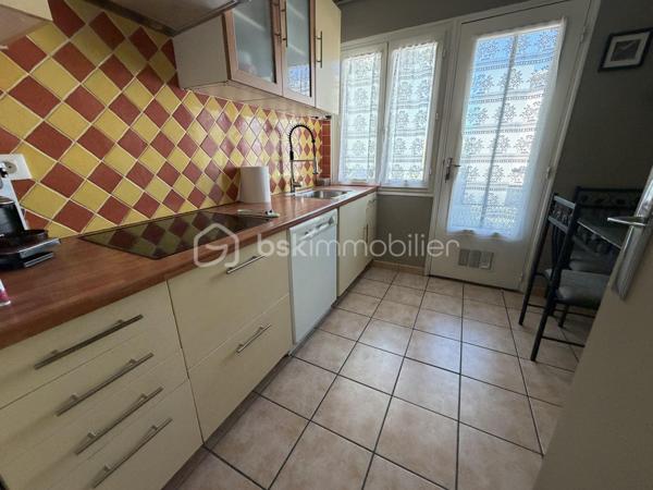 A proximité de commerces, à 5 mn de la gare, venez visiter cet appartement bien isolé avec balcon !
Vous disposez tout d'abord d'une belle entrée, une cuisine équipée ouverte sur un balcon, une pièce de vie, 3 chambres, salle de bains, buanderie, wc indépendants.
Une cave complète ce bien.
Un garage peut être loué.
A visiter sans tarder ! Vidéo sur demande.