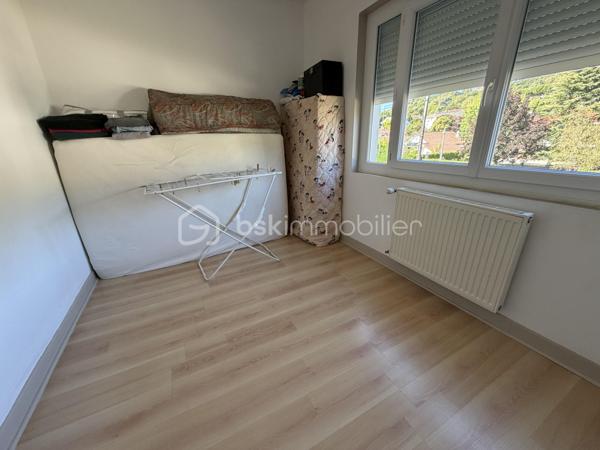 A proximité de commerces, à 5 mn de la gare, venez visiter cet appartement bien isolé avec balcon !
Vous disposez tout d'abord d'une belle entrée, une cuisine équipée ouverte sur un balcon, une pièce de vie, 3 chambres, salle de bains, buanderie, wc indépendants.
Une cave complète ce bien.
Un garage peut être loué.
A visiter sans tarder ! Vidéo sur demande.