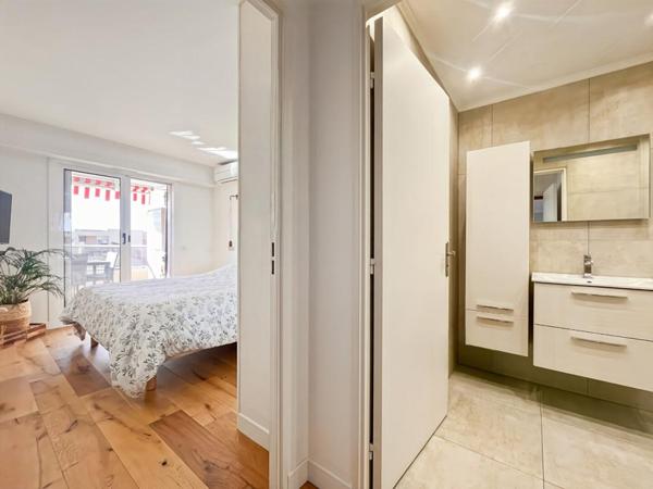 CORNICHE FLEURIE  - 2P -  AVANT DERNIER ETAGE - TERRASSE  21M2 - VUE MER - PISCINE - GARAGE