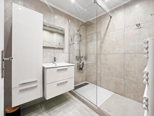 CORNICHE FLEURIE  - 2P -  AVANT DERNIER ETAGE - TERRASSE  21M2 - VUE MER - PISCINE - GARAGE