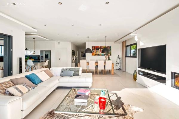 NOUVEAUTÉ – Limonest Centre - Villa d’Exception de 360 m² sur Terrain Arboré de 1 029 m² avec Piscine et Prestations Haut de Gamme