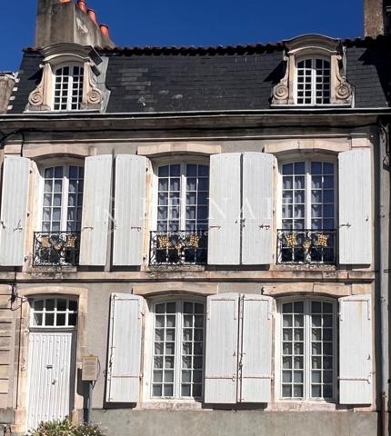 Authentique Maison du XVIIIème en cœur de ville