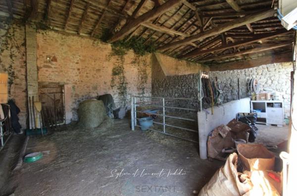 PROPRIÉTÉ DE 30 HECTARES – MAISON EN PIERRE À RÉNOVER – DÉPENDANCES – ÉTANGS