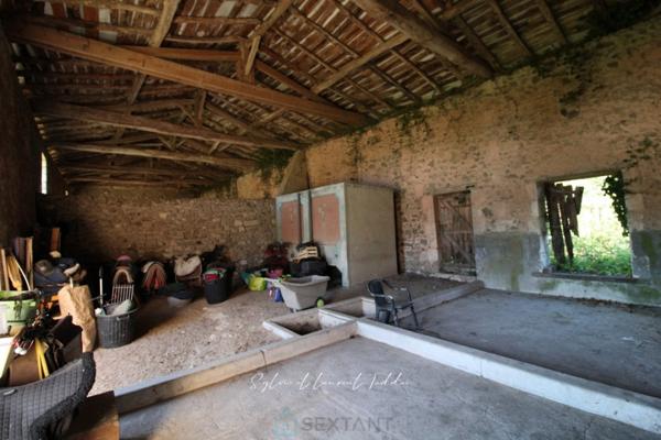 PROPRIÉTÉ DE 30 HECTARES – MAISON EN PIERRE À RÉNOVER – DÉPENDANCES – ÉTANGS