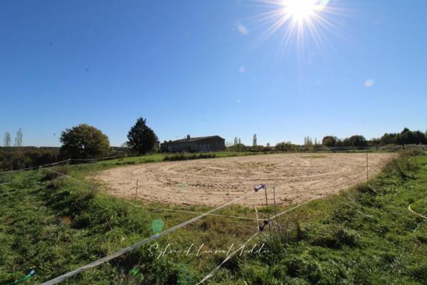 PROPRIÉTÉ DE 30 HECTARES – MAISON EN PIERRE À RÉNOVER – DÉPENDANCES – ÉTANGS