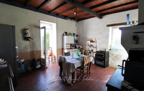 PROPRIÉTÉ DE 30 HECTARES – MAISON EN PIERRE À RÉNOVER – DÉPENDANCES – ÉTANGS