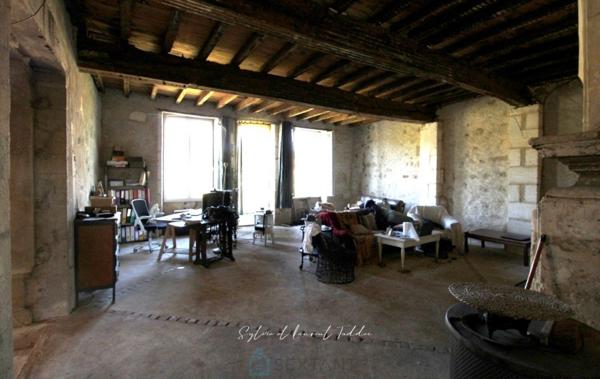 PROPRIÉTÉ DE 30 HECTARES – MAISON EN PIERRE À RÉNOVER – DÉPENDANCES – ÉTANGS