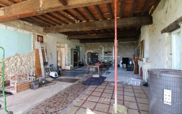 PROPRIÉTÉ DE 30 HECTARES – MAISON EN PIERRE À RÉNOVER – DÉPENDANCES – ÉTANGS