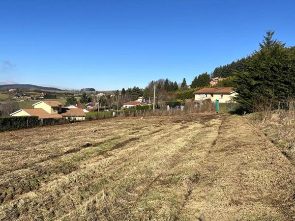 terrain constructible de 1030 m², viabilisé et vue dominante