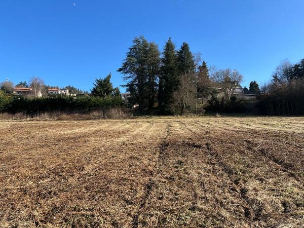 terrain constructible de 1030 m², viabilisé et vue dominante