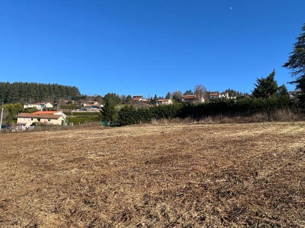 terrain constructible de 1030 m², viabilisé et vue dominante