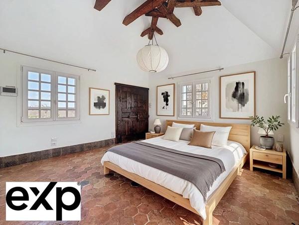 Dans le quartier le plus prisé de Mantes-la-Jolie, face à la majestueuse collégiale, cette demeure de caractère offre une vue à couper le souffle.