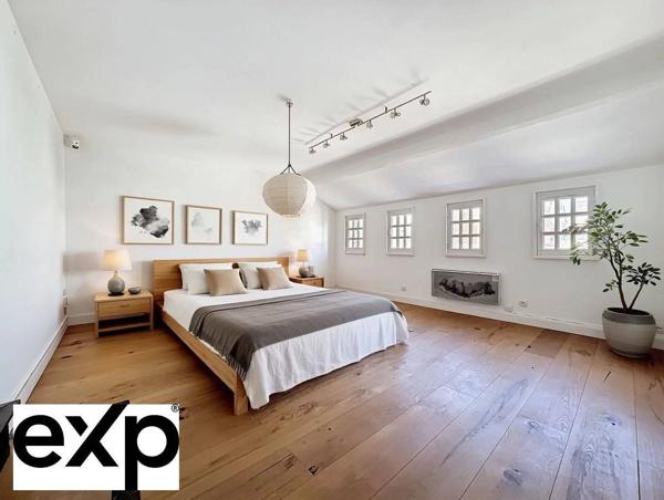 Dans le quartier le plus prisé de Mantes-la-Jolie, face à la majestueuse collégiale, cette demeure de caractère offre une vue à couper le souffle.