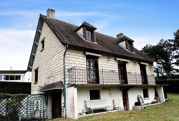 Sur un grand terrain cette maison en pierres de taille dispose d’un gros potentiel d’aménagement puisque seul le rez-de-chaussée était habité.
Également sur le terrain une construction avec un étage fait office de garage double et peut être aménagé en maison d’invités. 

Un sous-sol total avec un coin lingerie, et surtout un grand espace au premier étage avec deux fenêtres en chien-assis et un beau plancher qui est non divisé et reste à aménager. Les évacuations pour WC et douche sont déjà présentes. 

Au rez-de-Chaussée l’entrée à l’arrière de la maison dessert à gauche un double séjour lumineux avec une fenêtre et deux porte-fenêtres dont une débouche sur le balcon, en face une belle cuisine dont la porte fenêtre débouche également sur le balcon. Puis à droite, un couloir pour la partie nuit avec deux chambres et une salle de bain. 

Idéale pour une famille avec sa capacité d’agrandissement, cette maison de bonne facture avec ses pierres de taille et sa belle charpente vous permettra de réaliser pour votre famille une superbe demeure pouvant mêler ancien et moderne.
La taxe foncière est de 1470€ par an.