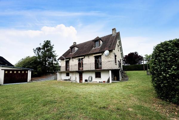 Sur un grand terrain cette maison en pierres de taille dispose d’un gros potentiel d’aménagement puisque seul le rez-de-chaussée était habité.
Également sur le terrain une construction avec un étage fait office de garage double et peut être aménagé en maison d’invités. 

Un sous-sol total avec un coin lingerie, et surtout un grand espace au premier étage avec deux fenêtres en chien-assis et un beau plancher qui est non divisé et reste à aménager. Les évacuations pour WC et douche sont déjà présentes. 

Au rez-de-Chaussée l’entrée à l’arrière de la maison dessert à gauche un double séjour lumineux avec une fenêtre et deux porte-fenêtres dont une débouche sur le balcon, en face une belle cuisine dont la porte fenêtre débouche également sur le balcon. Puis à droite, un couloir pour la partie nuit avec deux chambres et une salle de bain. 

Idéale pour une famille avec sa capacité d’agrandissement, cette maison de bonne facture avec ses pierres de taille et sa belle charpente vous permettra de réaliser pour votre famille une superbe demeure pouvant mêler ancien et moderne.
La taxe foncière est de 1470€ par an.