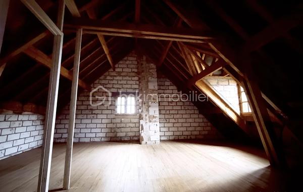 Sur un grand terrain cette maison en pierres de taille dispose d’un gros potentiel d’aménagement puisque seul le rez-de-chaussée était habité.
Également sur le terrain une construction avec un étage fait office de garage double et peut être aménagé en maison d’invités. 

Un sous-sol total avec un coin lingerie, et surtout un grand espace au premier étage avec deux fenêtres en chien-assis et un beau plancher qui est non divisé et reste à aménager. Les évacuations pour WC et douche sont déjà présentes. 

Au rez-de-Chaussée l’entrée à l’arrière de la maison dessert à gauche un double séjour lumineux avec une fenêtre et deux porte-fenêtres dont une débouche sur le balcon, en face une belle cuisine dont la porte fenêtre débouche également sur le balcon. Puis à droite, un couloir pour la partie nuit avec deux chambres et une salle de bain. 

Idéale pour une famille avec sa capacité d’agrandissement, cette maison de bonne facture avec ses pierres de taille et sa belle charpente vous permettra de réaliser pour votre famille une superbe demeure pouvant mêler ancien et moderne.
La taxe foncière est de 1470€ par an.