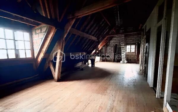 Sur un grand terrain cette maison en pierres de taille dispose d’un gros potentiel d’aménagement puisque seul le rez-de-chaussée était habité.
Également sur le terrain une construction avec un étage fait office de garage double et peut être aménagé en maison d’invités. 

Un sous-sol total avec un coin lingerie, et surtout un grand espace au premier étage avec deux fenêtres en chien-assis et un beau plancher qui est non divisé et reste à aménager. Les évacuations pour WC et douche sont déjà présentes. 

Au rez-de-Chaussée l’entrée à l’arrière de la maison dessert à gauche un double séjour lumineux avec une fenêtre et deux porte-fenêtres dont une débouche sur le balcon, en face une belle cuisine dont la porte fenêtre débouche également sur le balcon. Puis à droite, un couloir pour la partie nuit avec deux chambres et une salle de bain. 

Idéale pour une famille avec sa capacité d’agrandissement, cette maison de bonne facture avec ses pierres de taille et sa belle charpente vous permettra de réaliser pour votre famille une superbe demeure pouvant mêler ancien et moderne.
La taxe foncière est de 1470€ par an.