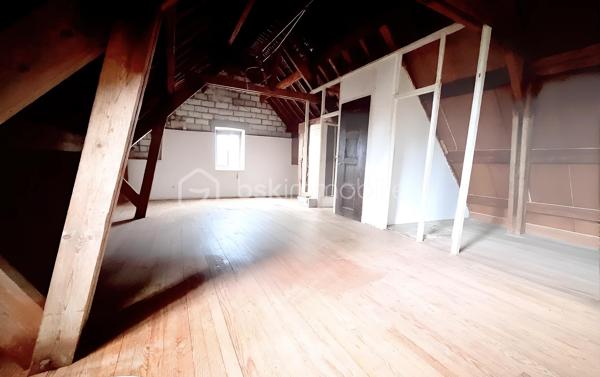 Sur un grand terrain cette maison en pierres de taille dispose d’un gros potentiel d’aménagement puisque seul le rez-de-chaussée était habité.
Également sur le terrain une construction avec un étage fait office de garage double et peut être aménagé en maison d’invités. 

Un sous-sol total avec un coin lingerie, et surtout un grand espace au premier étage avec deux fenêtres en chien-assis et un beau plancher qui est non divisé et reste à aménager. Les évacuations pour WC et douche sont déjà présentes. 

Au rez-de-Chaussée l’entrée à l’arrière de la maison dessert à gauche un double séjour lumineux avec une fenêtre et deux porte-fenêtres dont une débouche sur le balcon, en face une belle cuisine dont la porte fenêtre débouche également sur le balcon. Puis à droite, un couloir pour la partie nuit avec deux chambres et une salle de bain. 

Idéale pour une famille avec sa capacité d’agrandissement, cette maison de bonne facture avec ses pierres de taille et sa belle charpente vous permettra de réaliser pour votre famille une superbe demeure pouvant mêler ancien et moderne.
La taxe foncière est de 1470€ par an.