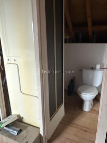 Sur un grand terrain cette maison en pierres de taille dispose d’un gros potentiel d’aménagement puisque seul le rez-de-chaussée était habité.
Également sur le terrain une construction avec un étage fait office de garage double et peut être aménagé en maison d’invités. 

Un sous-sol total avec un coin lingerie, et surtout un grand espace au premier étage avec deux fenêtres en chien-assis et un beau plancher qui est non divisé et reste à aménager. Les évacuations pour WC et douche sont déjà présentes. 

Au rez-de-Chaussée l’entrée à l’arrière de la maison dessert à gauche un double séjour lumineux avec une fenêtre et deux porte-fenêtres dont une débouche sur le balcon, en face une belle cuisine dont la porte fenêtre débouche également sur le balcon. Puis à droite, un couloir pour la partie nuit avec deux chambres et une salle de bain. 

Idéale pour une famille avec sa capacité d’agrandissement, cette maison de bonne facture avec ses pierres de taille et sa belle charpente vous permettra de réaliser pour votre famille une superbe demeure pouvant mêler ancien et moderne.
La taxe foncière est de 1470€ par an.