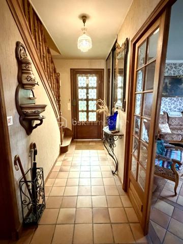 Sur un grand terrain cette maison en pierres de taille dispose d’un gros potentiel d’aménagement puisque seul le rez-de-chaussée était habité.
Également sur le terrain une construction avec un étage fait office de garage double et peut être aménagé en maison d’invités. 

Un sous-sol total avec un coin lingerie, et surtout un grand espace au premier étage avec deux fenêtres en chien-assis et un beau plancher qui est non divisé et reste à aménager. Les évacuations pour WC et douche sont déjà présentes. 

Au rez-de-Chaussée l’entrée à l’arrière de la maison dessert à gauche un double séjour lumineux avec une fenêtre et deux porte-fenêtres dont une débouche sur le balcon, en face une belle cuisine dont la porte fenêtre débouche également sur le balcon. Puis à droite, un couloir pour la partie nuit avec deux chambres et une salle de bain. 

Idéale pour une famille avec sa capacité d’agrandissement, cette maison de bonne facture avec ses pierres de taille et sa belle charpente vous permettra de réaliser pour votre famille une superbe demeure pouvant mêler ancien et moderne.
La taxe foncière est de 1470€ par an.
