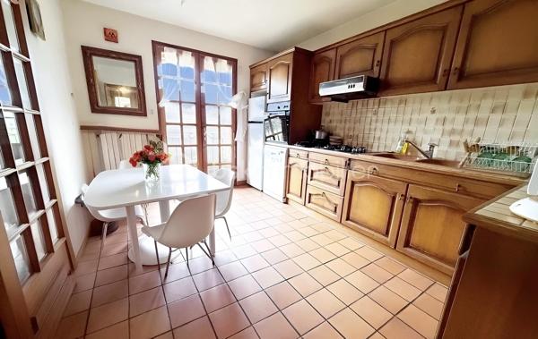 Sur un grand terrain cette maison en pierres de taille dispose d’un gros potentiel d’aménagement puisque seul le rez-de-chaussée était habité.
Également sur le terrain une construction avec un étage fait office de garage double et peut être aménagé en maison d’invités. 

Un sous-sol total avec un coin lingerie, et surtout un grand espace au premier étage avec deux fenêtres en chien-assis et un beau plancher qui est non divisé et reste à aménager. Les évacuations pour WC et douche sont déjà présentes. 

Au rez-de-Chaussée l’entrée à l’arrière de la maison dessert à gauche un double séjour lumineux avec une fenêtre et deux porte-fenêtres dont une débouche sur le balcon, en face une belle cuisine dont la porte fenêtre débouche également sur le balcon. Puis à droite, un couloir pour la partie nuit avec deux chambres et une salle de bain. 

Idéale pour une famille avec sa capacité d’agrandissement, cette maison de bonne facture avec ses pierres de taille et sa belle charpente vous permettra de réaliser pour votre famille une superbe demeure pouvant mêler ancien et moderne.
La taxe foncière est de 1470€ par an.