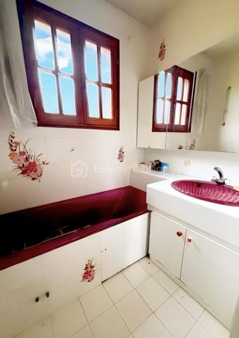 Sur un grand terrain cette maison en pierres de taille dispose d’un gros potentiel d’aménagement puisque seul le rez-de-chaussée était habité.
Également sur le terrain une construction avec un étage fait office de garage double et peut être aménagé en maison d’invités. 

Un sous-sol total avec un coin lingerie, et surtout un grand espace au premier étage avec deux fenêtres en chien-assis et un beau plancher qui est non divisé et reste à aménager. Les évacuations pour WC et douche sont déjà présentes. 

Au rez-de-Chaussée l’entrée à l’arrière de la maison dessert à gauche un double séjour lumineux avec une fenêtre et deux porte-fenêtres dont une débouche sur le balcon, en face une belle cuisine dont la porte fenêtre débouche également sur le balcon. Puis à droite, un couloir pour la partie nuit avec deux chambres et une salle de bain. 

Idéale pour une famille avec sa capacité d’agrandissement, cette maison de bonne facture avec ses pierres de taille et sa belle charpente vous permettra de réaliser pour votre famille une superbe demeure pouvant mêler ancien et moderne.
La taxe foncière est de 1470€ par an.