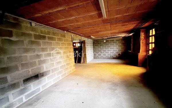 Sur un grand terrain cette maison en pierres de taille dispose d’un gros potentiel d’aménagement puisque seul le rez-de-chaussée était habité.
Également sur le terrain une construction avec un étage fait office de garage double et peut être aménagé en maison d’invités. 

Un sous-sol total avec un coin lingerie, et surtout un grand espace au premier étage avec deux fenêtres en chien-assis et un beau plancher qui est non divisé et reste à aménager. Les évacuations pour WC et douche sont déjà présentes. 

Au rez-de-Chaussée l’entrée à l’arrière de la maison dessert à gauche un double séjour lumineux avec une fenêtre et deux porte-fenêtres dont une débouche sur le balcon, en face une belle cuisine dont la porte fenêtre débouche également sur le balcon. Puis à droite, un couloir pour la partie nuit avec deux chambres et une salle de bain. 

Idéale pour une famille avec sa capacité d’agrandissement, cette maison de bonne facture avec ses pierres de taille et sa belle charpente vous permettra de réaliser pour votre famille une superbe demeure pouvant mêler ancien et moderne.
La taxe foncière est de 1470€ par an.