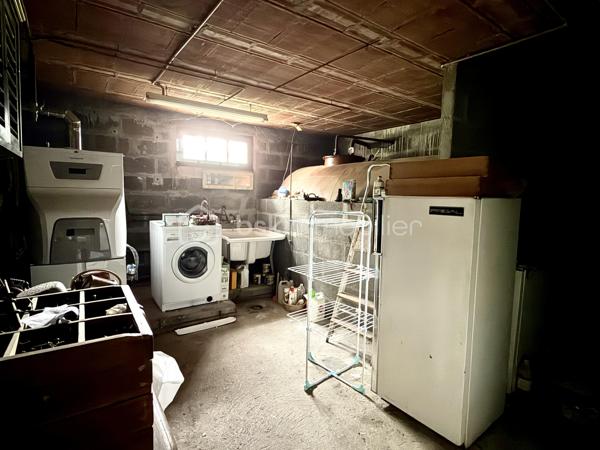 Sur un grand terrain cette maison en pierres de taille dispose d’un gros potentiel d’aménagement puisque seul le rez-de-chaussée était habité.
Également sur le terrain une construction avec un étage fait office de garage double et peut être aménagé en maison d’invités. 

Un sous-sol total avec un coin lingerie, et surtout un grand espace au premier étage avec deux fenêtres en chien-assis et un beau plancher qui est non divisé et reste à aménager. Les évacuations pour WC et douche sont déjà présentes. 

Au rez-de-Chaussée l’entrée à l’arrière de la maison dessert à gauche un double séjour lumineux avec une fenêtre et deux porte-fenêtres dont une débouche sur le balcon, en face une belle cuisine dont la porte fenêtre débouche également sur le balcon. Puis à droite, un couloir pour la partie nuit avec deux chambres et une salle de bain. 

Idéale pour une famille avec sa capacité d’agrandissement, cette maison de bonne facture avec ses pierres de taille et sa belle charpente vous permettra de réaliser pour votre famille une superbe demeure pouvant mêler ancien et moderne.
La taxe foncière est de 1470€ par an.