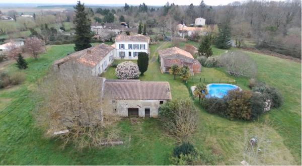 Dpt Charente Maritime (17), à vendre proche de SAINT SAVINIEN maison P8 de 290 m² - Terrain de 14 750,00 m²
