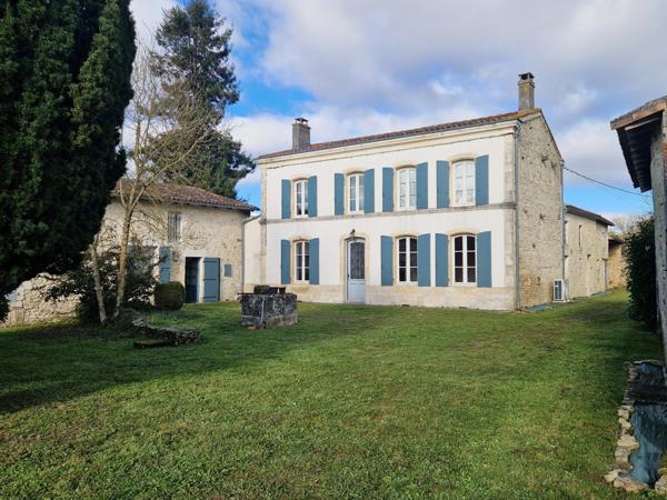 Dpt Charente Maritime (17), à vendre proche de SAINT SAVINIEN maison P8 de 290 m² - Terrain de 14 750,00 m²