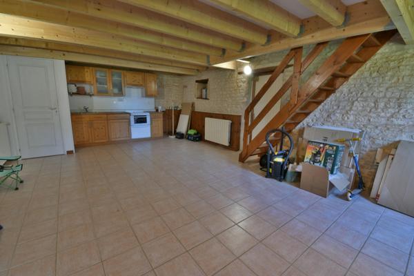 Dpt Charente Maritime (17), à vendre proche de SAINT SAVINIEN maison P8 de 290 m² - Terrain de 14 750,00 m²