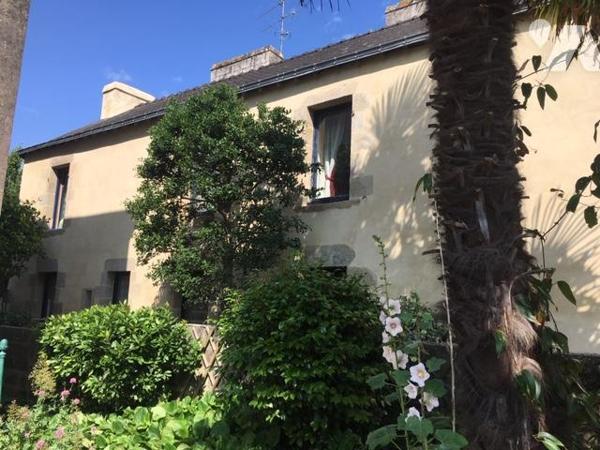 Maison d'habitation construite sur deux niveaux et comprenant deux  chambres et terrain clos 