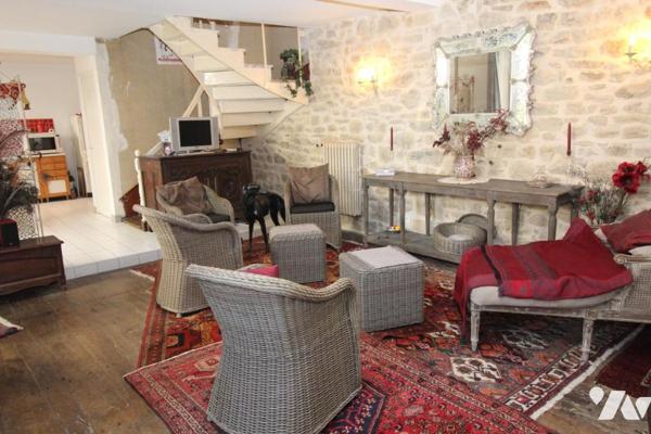 Maison d'habitation construite sur deux niveaux et comprenant deux  chambres et terrain clos 