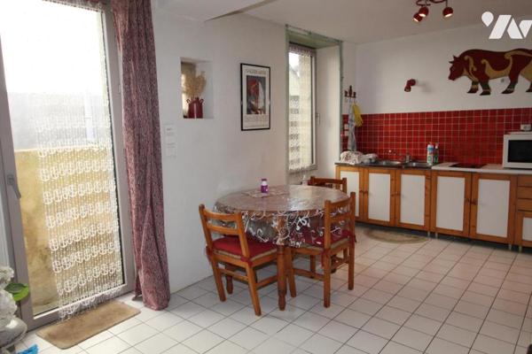 Maison d'habitation construite sur deux niveaux et comprenant deux  chambres et terrain clos 