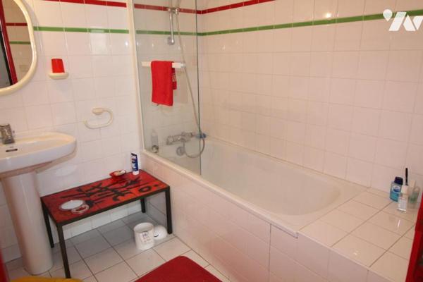 Maison d'habitation construite sur deux niveaux et comprenant deux  chambres et terrain clos 