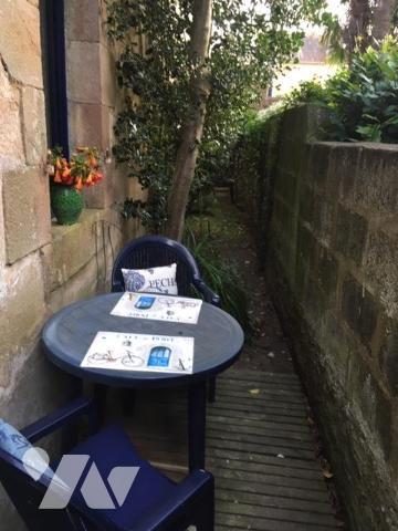 Maison d'habitation construite sur deux niveaux et comprenant deux  chambres et terrain clos 