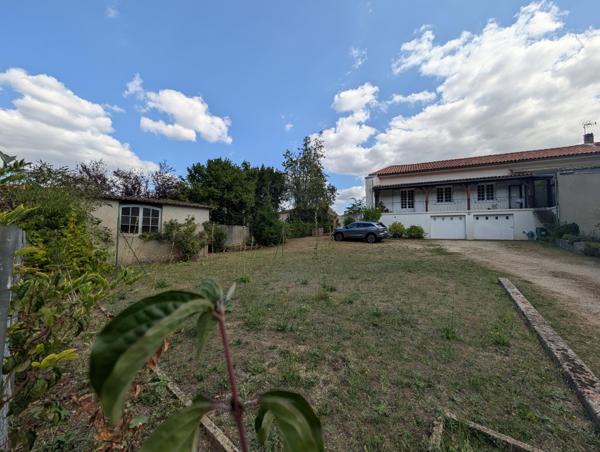 grande maison familiale  belle distribution coeur de village proche poitiers