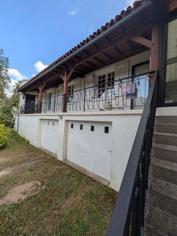 grande maison familiale  belle distribution coeur de village proche poitiers