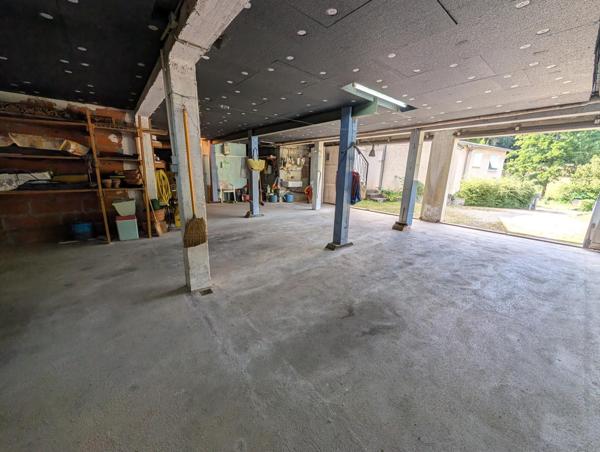 grande maison familiale  belle distribution coeur de village proche poitiers