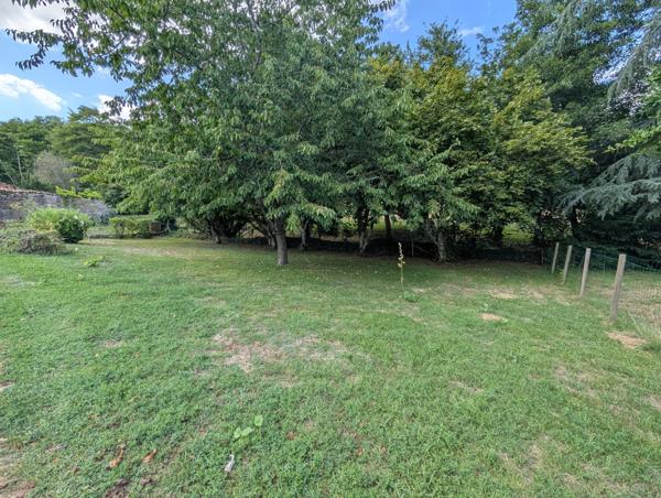 grande maison familiale  belle distribution coeur de village proche poitiers