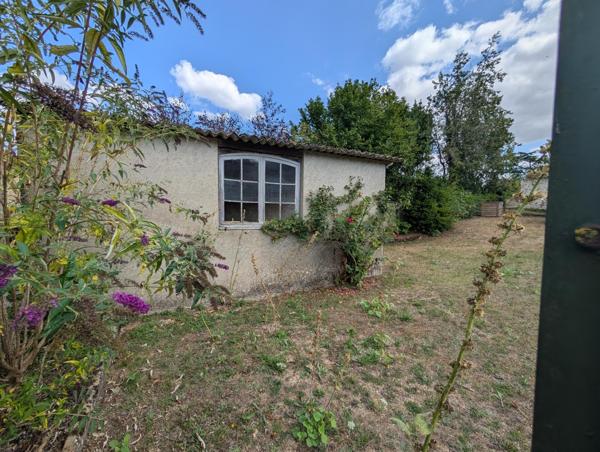 grande maison familiale  belle distribution coeur de village proche poitiers